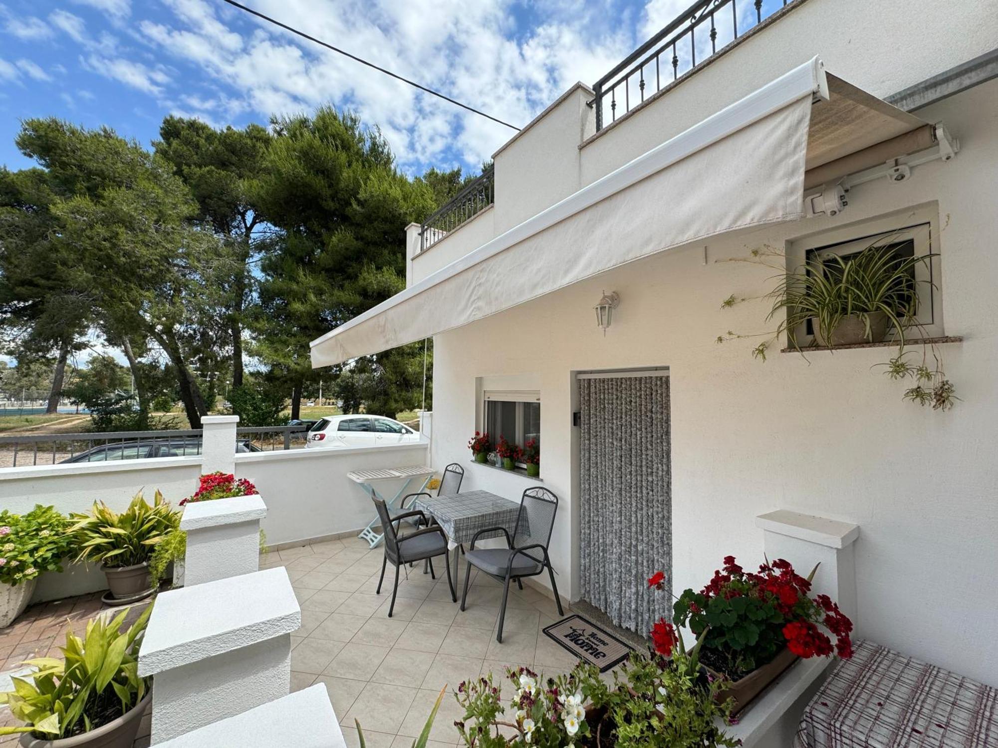Studio Apartments With Terrace Near Sea - Angela'S Apartments Zadar Dış mekan fotoğraf
